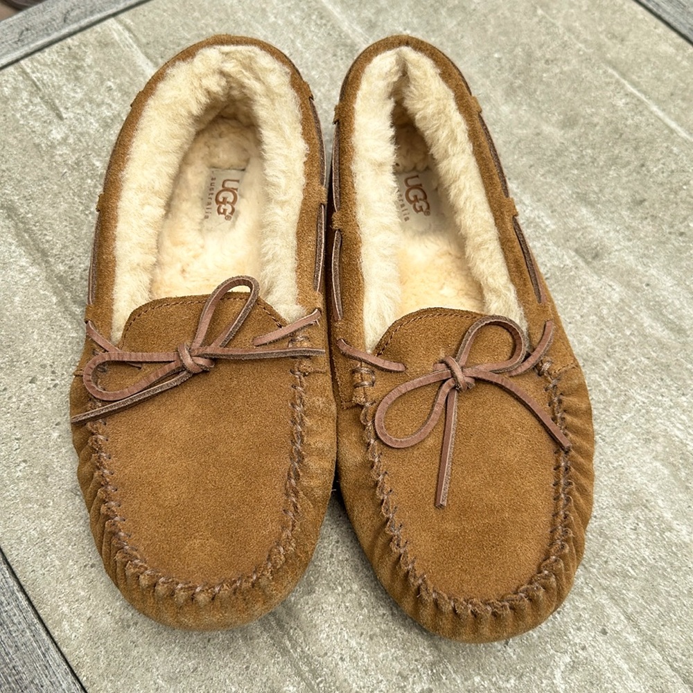 UGG SLIPPERS size 5 excellent